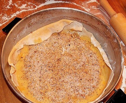 змащуємо маслом і посипаємо горіхами