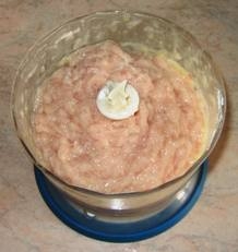 курячий фарш кладемо в блендер