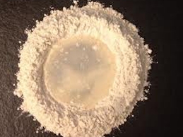 виливаємо в поглиблення борошняний гірки воду і масло