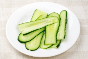 нарізаємо огірки тонкими пластинками