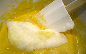 перемішуємо тестову масу з білком