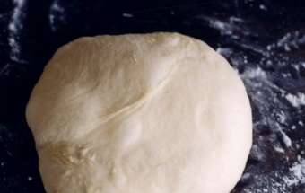 місимо тісто на кухонному столі