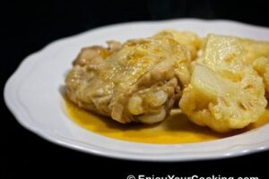 Курка тушкована з кольоровою капустою і помідорами