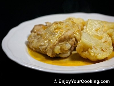 курка тушкована з кольоровою капустою і помідорами