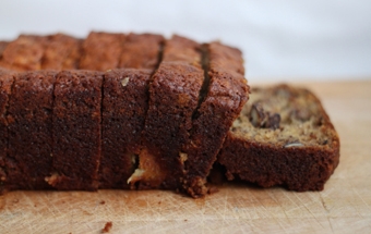 нарізаємо пісну шоколадну коврижку на шматочки