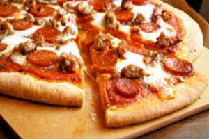 Проста піца з ковбасою і помідорами