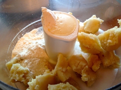 змішуємо борошно, цукор і мигдалеву пасту