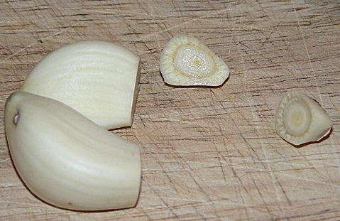 Чистимо і ріжемо часник