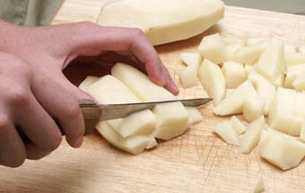 нарізаємо картоплю на шматочки