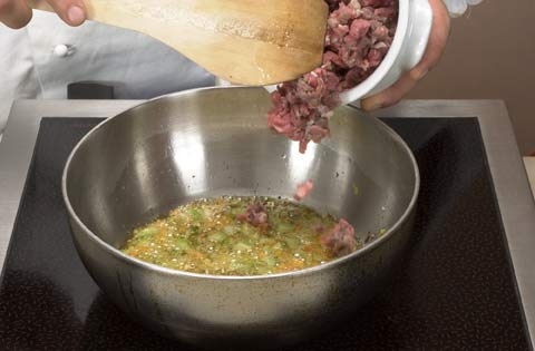 додаємо в сковороду м'ясо