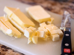 масло нарізаємо на шматочки