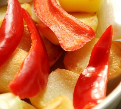 Червоний перець і цибулю