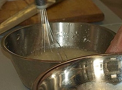 Розчиняємо цукор в мисці з лимонним соком