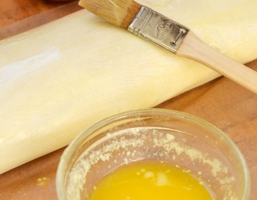 змащуємо яйцем тісто