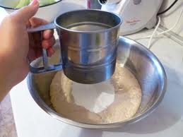 всипаємо в опару просіяне борошно