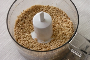 подрібнюємо мигдаль в блендері