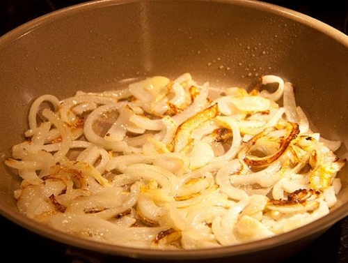 Обсмажуємо цибулю і часник