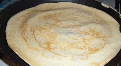 смажимо коржі для закусочного торта