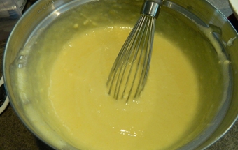 збиваємо яйця зі сметаною, цукром і борошном