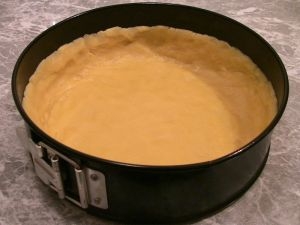 викладаємо тісто у форму