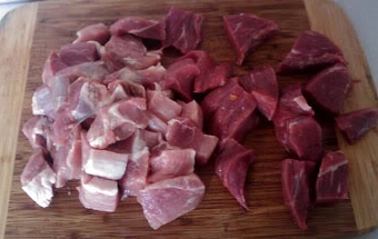 нарізаємо м'ясо на шматочки
