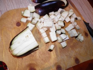 Ріжемо баклажани кубиками