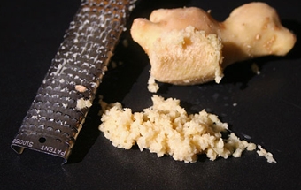 натираємо на тертці імбир