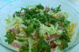 капустяний Салат з ковбасою