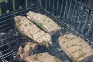 Маринований тунець з травами