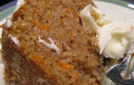 шматочок пісного морквяного пирога