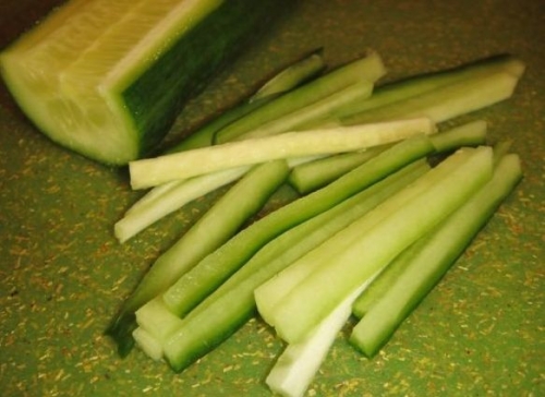 нарізаємо огірки