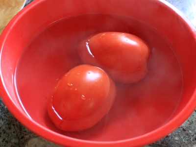 заливаємо помідори окропом