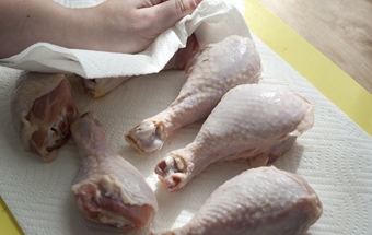 витираємо насухо курячі гомілки