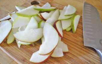 нарізаємо грушу на тонкі пластинки