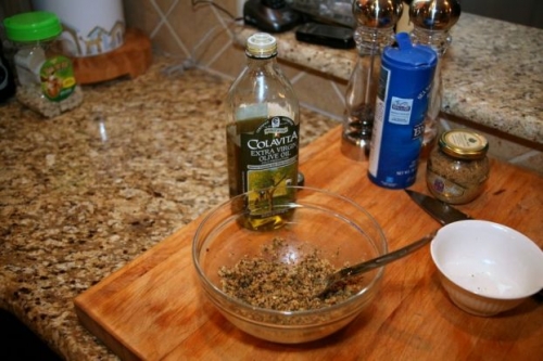 Тонкою цівкою вливаємо олію