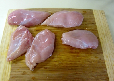 куряче філе розрізаємо на шматочки