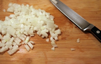 подрібнюємо цибулю