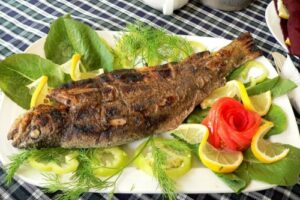 Запечена форель цілком з лимоном