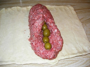 обволікає оливки фаршем