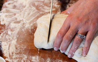 тісто розрізаємо на кілька частин