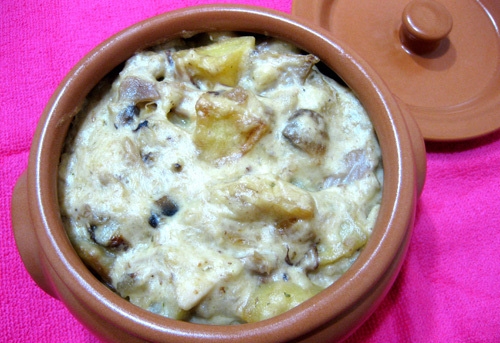 подаємо горщики з фаршем і грибами