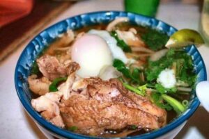 Куряча локшина з яйцем пашот