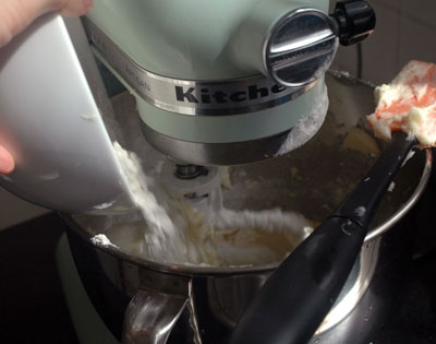 міксер з тестом