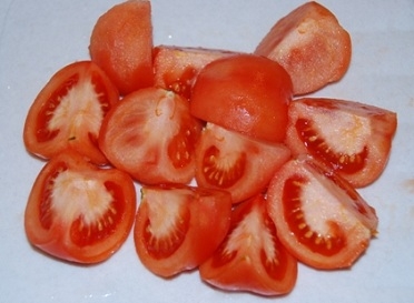 Ріжемо помідори великими шматочками