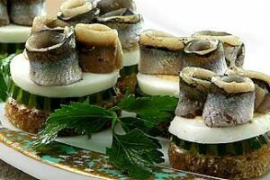 Канапе з кількою і яйцем