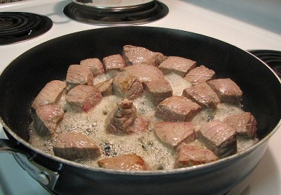 м'ясо на сковороді