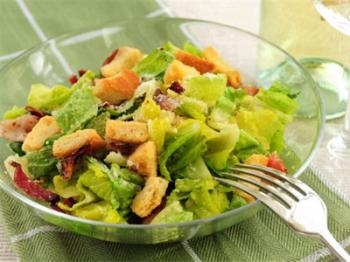 Подаємо салат після заправки