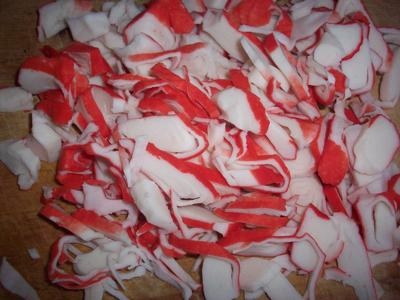 нарізаємо крабове м'ясо