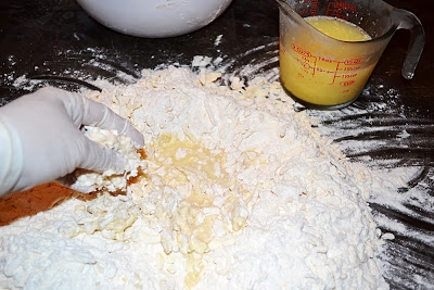 виливаємо в тестову суміш яєчну масу