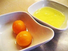 Відокремлюємо жовтки від білків